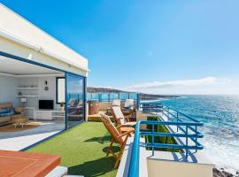 La Mar Loft Apartment with Hot Tub, hotel a Puertito de Güímar