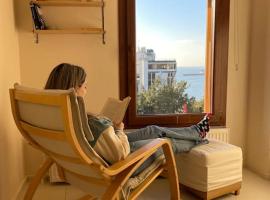 Stylish Triplex Apartment in The Heart of Izmir, מלון בKonak