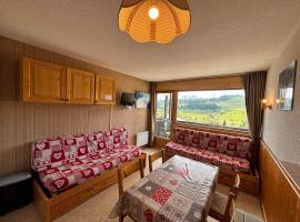 Studio cosy aux Saisies avec vue imprenable, balcon et parking privé - FR-1-293-195, hotel in Les Saisies
