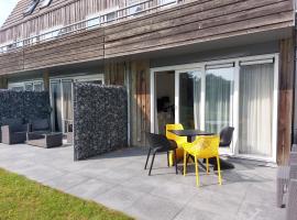Appartement APHRODITE, met VERWARMD ZWEMBAD, eigen KEUKEN, ZONNIG TERRAS nabij DORP, DUINEN en STRAND, hotel in Hollum
