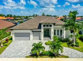 New Listing I Luxurious Waterfront 4 Bed Island Retreat