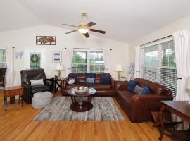 Birdsong Bungalow, hotel in Sevierville