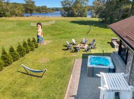 2 Lake Cabins Poolhottub Game Room & Courts, Hotel in Highland Lake