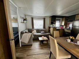 Mobile-home 3 chambres chaleureux et calme, hotel in Seillac