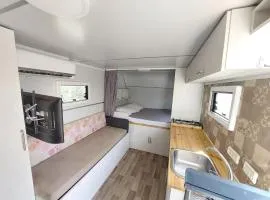 מנוחה בקראוון