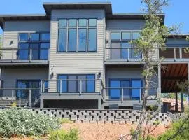 Hot Tub and Panoramic Mtn Views Pine Retreat!