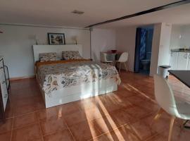 Habitación completa e independiente, campsite in Creixell