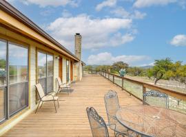 Secluded Texas Hill Country Vacation Rental - Deck, hotel di Medina