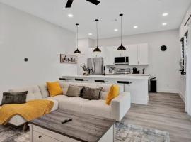 Perfect Dallas Oasis l Pet Friendly l Big Backyard, hotell sihtkohas Oldham