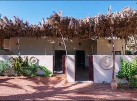 Under Las palmas Alula, Resort in Madain Saleh
