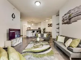 Tasteful 2BR I Pool I Gym I Parking I Workspace