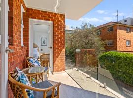 Gorgeous 3-Bed Manly Pad Short Walk to the Beach, hotel v destinaci Sydney