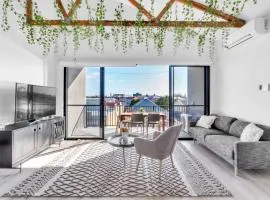 Portside Paradise - Steps away from the Port