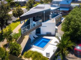 The Point - Luxury Beachside Entertainer With Heated Pool, Hotel mit Pools in St Leonards