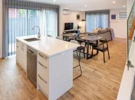 Park and Stay 4BR Townhouse near Avon River