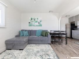 Spacious 2BR Condo, Steps to Downtown Gilbert, King Bed & Laundry, hotel en Gilbert