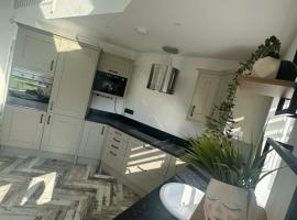 The Swim Studio Apartment, hotel with pools in Laois