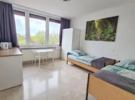 ein Doppelzimmer und ein Dreibettzimmer bei Hamburg