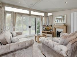 Pool - Fireplace - 2Br Lodge - PetsOK - Parking, hotel v destinaci Newquay