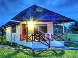 Beachfront Resort, hótel í Luganville