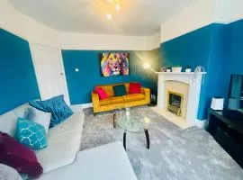 NEW Modern 3 Bedroom Contractor House Short Lets Free Parking & Wifi by Jesswood Properties, Close to Town