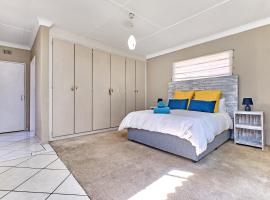 Tranquil, large 1 bedroom garden cottage, 12 mins from OR Tambo International with backup water, cottage in Germiston