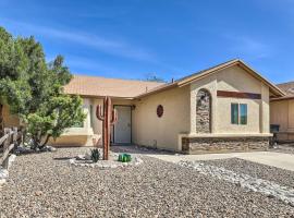 Yard and Fire Pit Quiet East Tucson Escape, hotel din Tucson