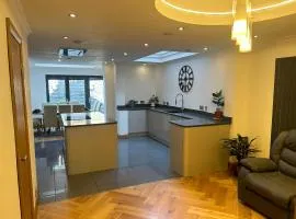 Entire Seaside Home 6 Private BedRooms Sleeps 10,4 Minute Walk To Station
