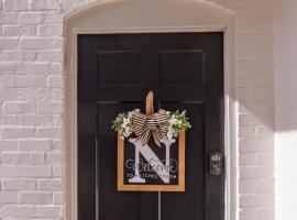 Natchez Charm - Studio, 1 Bath, Full Kitchen, King Bed, 2 Blocks from Mississippi River, hotel in Natchez