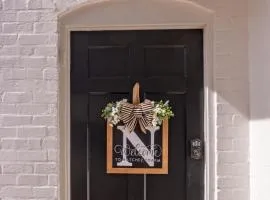 Natchez Charm - Studio, 1 Bath, Full Kitchen, King Bed, 2 Blocks from Mississippi River