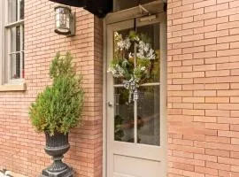 Train Depot - 2 Bed, 1 & Half Bath, Heart of Downtown, Washer & Dryer
