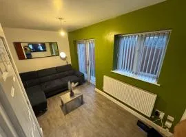 Modern 3- Bed House -Private Parking - sleeps 12- 2 Min M62