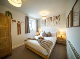 Cotswolds, Beautiful 5 bed 3 bath house, lovely garden, free parking