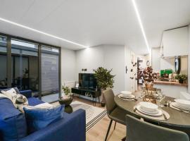 Unique Water Lodge in London - Roof Terrace، فندق في لندن