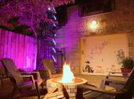 The Banksy-Free Parking -4 bedroom w King bed- Firepit Rooftop near United Center