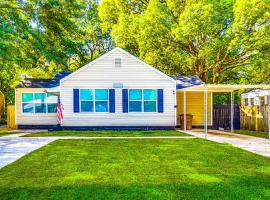 Mid-Town Cave for 6 Guests 3 Bedroom 1 Bath, rumah kotej di Mobile