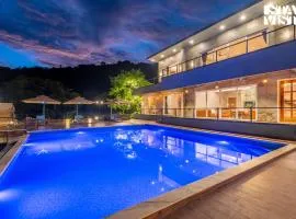 StayVista at La Belleza with Infinity Pool & Lake View Alfresco Dining
