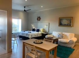 Hermanus Waterfront Apartment 12, hotel na praia em Hermanus