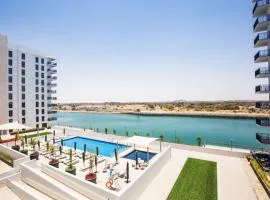 Lovely Waterfront Private 2BR Apartment Yas Island