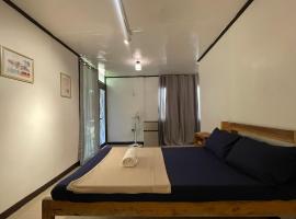 Surfers Loft Siargao, hotel in Catagnan