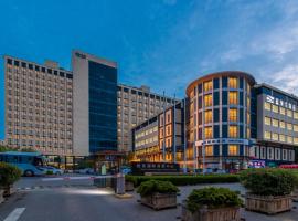 Qingdao Blue Horizon Hotel Licang，位于Laoshan的带热水浴缸的酒店