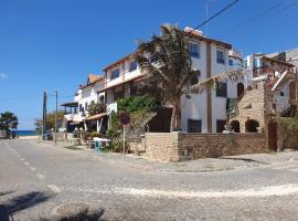 Pensão Alcinda Bettencourt 100 meters to the Beachfront, bed and breakfast v destinaci Santa Maria
