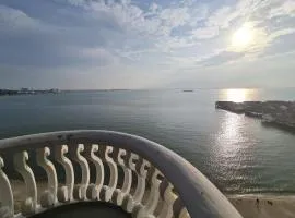13pax Glory Beach Penthouse, DOORSTEP to BEACH, FREE POOL, BBQ, Wifi, 50" Smart TV