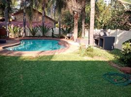 De la Rose Guesthouse, acomoda&ccedil;&atilde;o com cozinha em Lephalale