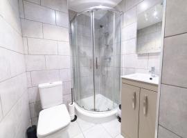 Contemporary 1 Bed Apartment in Blackburn Centre, hotel in Blackburn