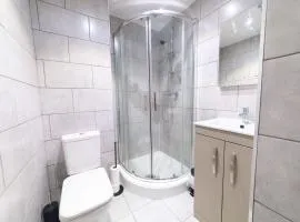 Contemporary 1 Bed Apartment in Blackburn Centre