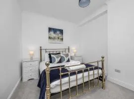 2 Bedroom Flat - with King Sized Beds, Netflix and Sky - Perfect for contractors, vacation guests or those relocating