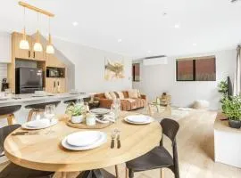 Spacious Stunner! Central, King Bed -By KOSH BNB