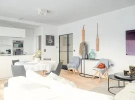 Spacious and Cosy 2-Bedroom seaside Apartment in K