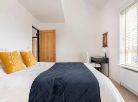 King bedroom en-suit bathroom, easy to city centre